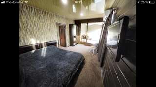 Отель На земской Бердянск Двухместный номер с 1 кроватью или 2 отдельными кроватями, общая ванная комната-3